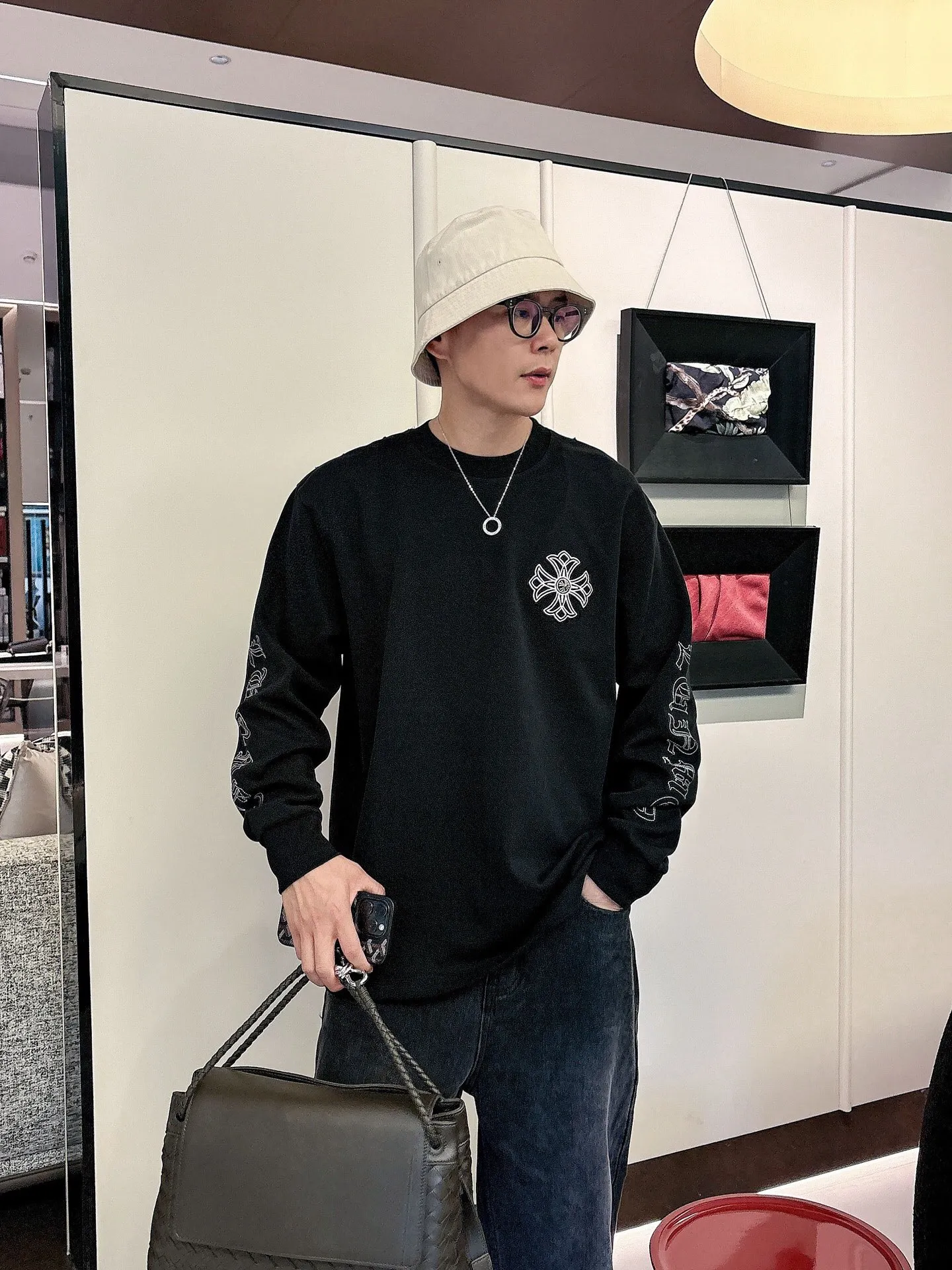 Pants P 470💰. Clothes P 408💰ChromeHearts Chrome Heart Round Neck Sweater Long Sleeve The pursuit of quality guarantees the absolute quality! Using double-sided cotton fabric, the texture is clearly visible, the texture is soft, delicate and smooth, custom three-dimensional embroidery ➕ patchwork and leather craftsmanship, full of drape! The workmanship is fine and the shoulder lines are smooth. All imported chain machines are used to make the shoulder rolling strips. It has a certain thickness and is not made of cheap material but has a shiny feel that is comfortable and not tight on the upper body. It is the most avant-garde street item that can be easily matched by both men and women!  Color: black white Size: m-3xl Style number: 3582